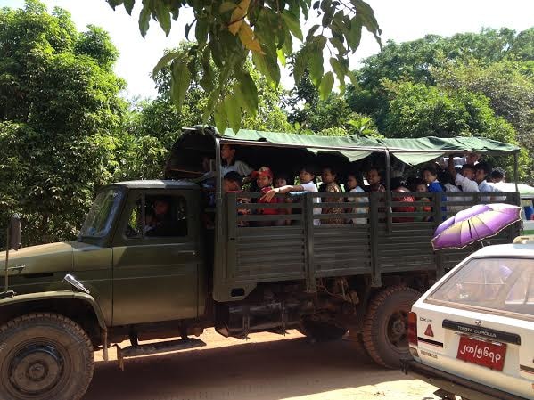 Phong su anh Myanmar: Xe gi nhuc nhich duoc thi leo len!