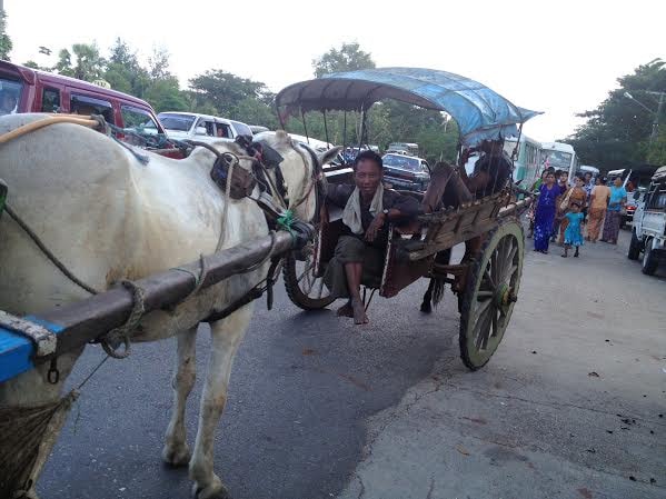 Phong su anh Myanmar: Xe gi nhuc nhich duoc thi leo len!