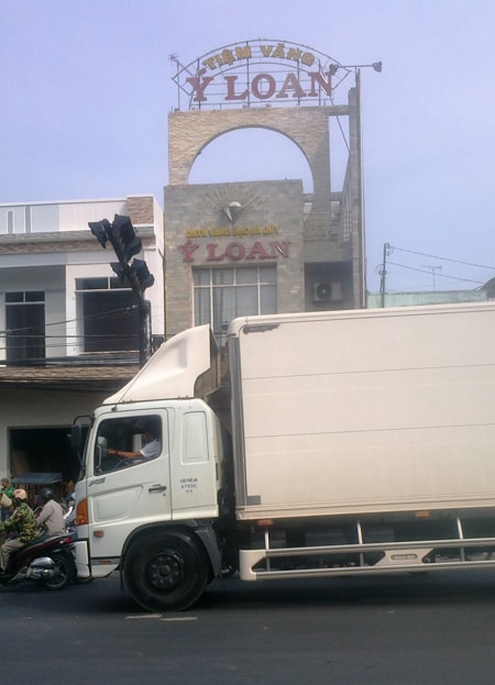 Tiem vang lon nhat Bien Hoa vo no- Bai 1: Tien ti “nuong” vao tiem vang