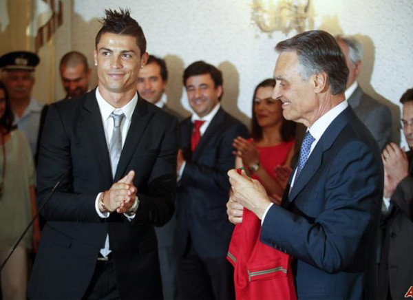 Ronaldo duoc trao huan chuong quoc gia cao quy