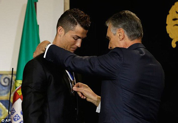 Ronaldo duoc trao huan chuong quoc gia cao quy