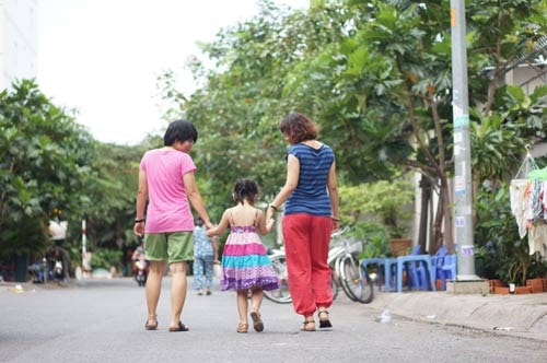 Bi quyet nuoi con cua mot cap doi dong tinh nu tai Sai Gon