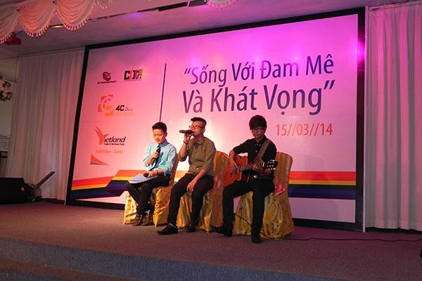 Huong Giang Idol lam giam khao cuoc thi am nhac cho cong dong LGBT Viet