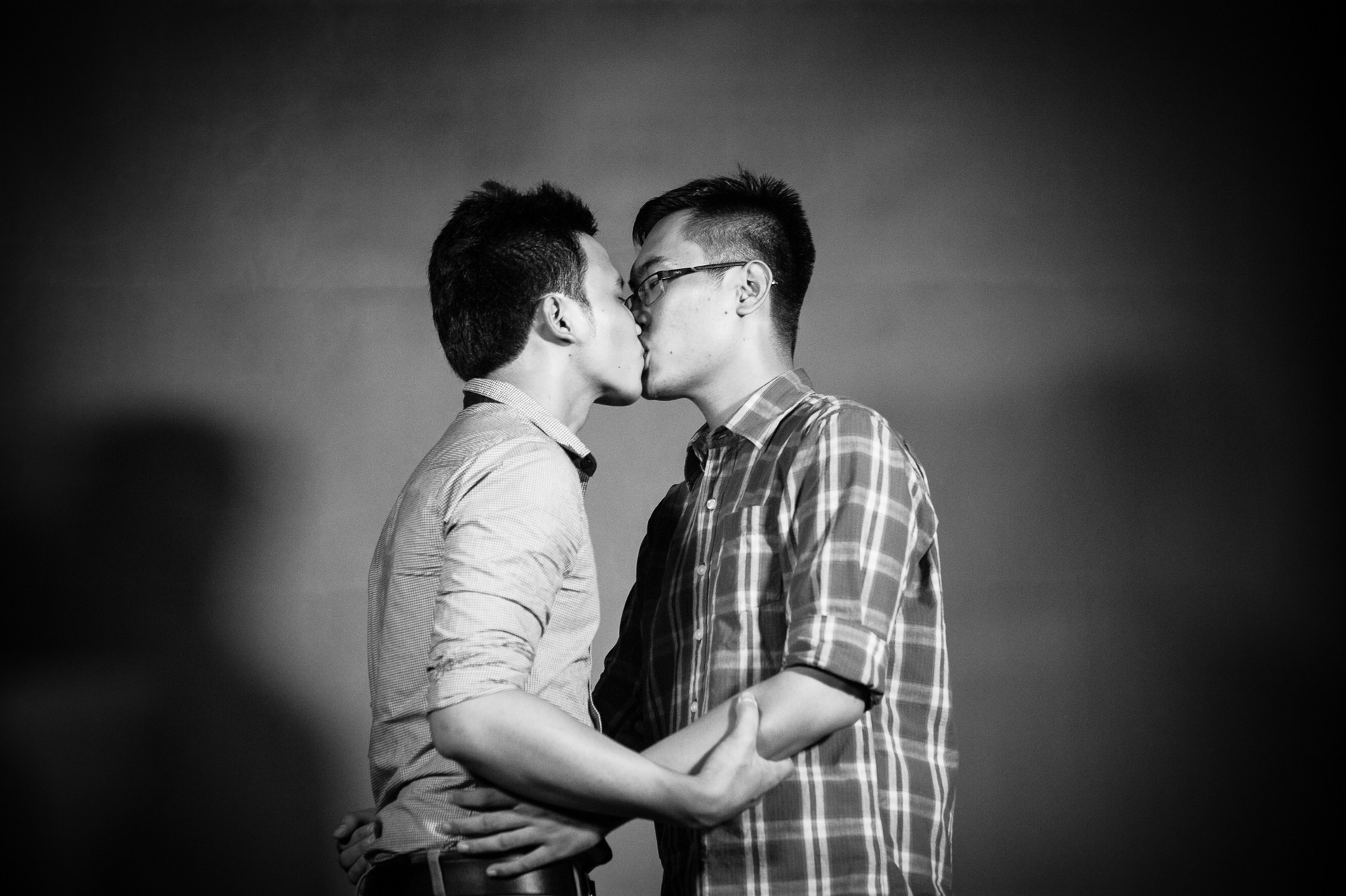 Gap go cap doi dong tinh nam trong “First Kiss” phien ban Viet