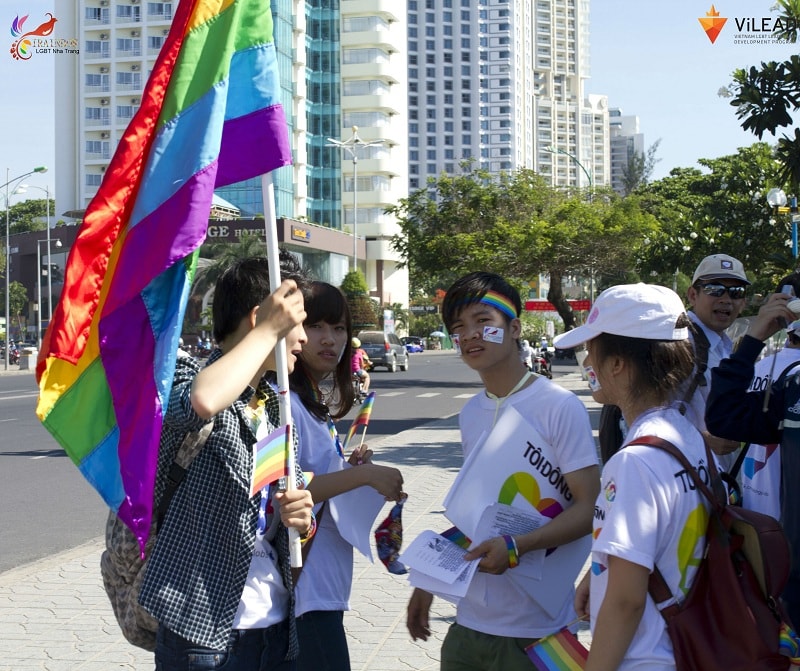 Cong dong LGBT Nha Trang di bo huong ung chien dich Toi Dong Y 16+