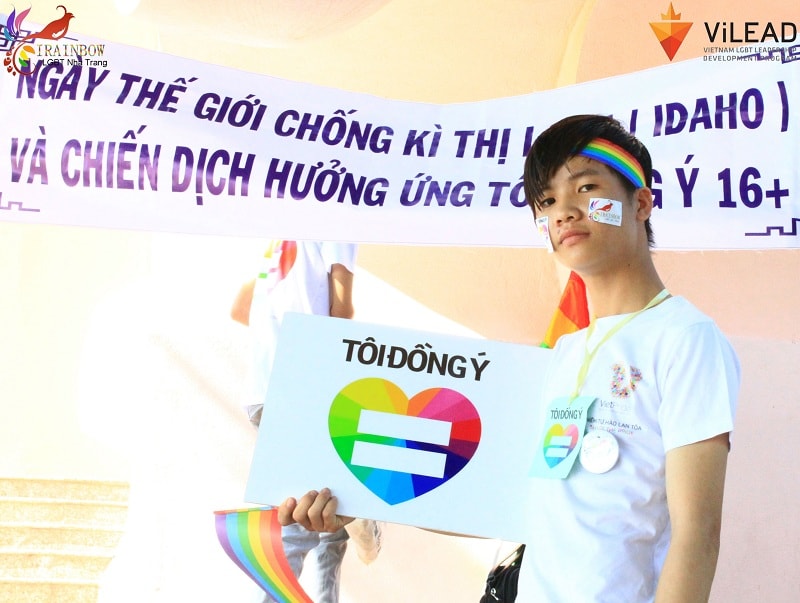 Cong dong LGBT Nha Trang di bo huong ung chien dich Toi Dong Y 16+