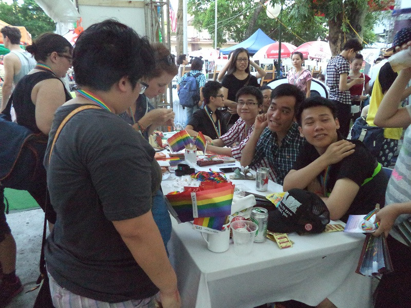 Gioi tre tap nap tham du le hoi ASEAN PRIDE ung ho cong dong LGBT