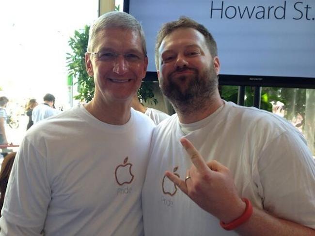 Tim Cook dan dau 5.000 nhan vien Apple tham gia Dieu hanh tu hao dong tinh