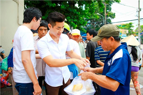 Ai Phuong va Nguyen Khang cung di phat com tu thien