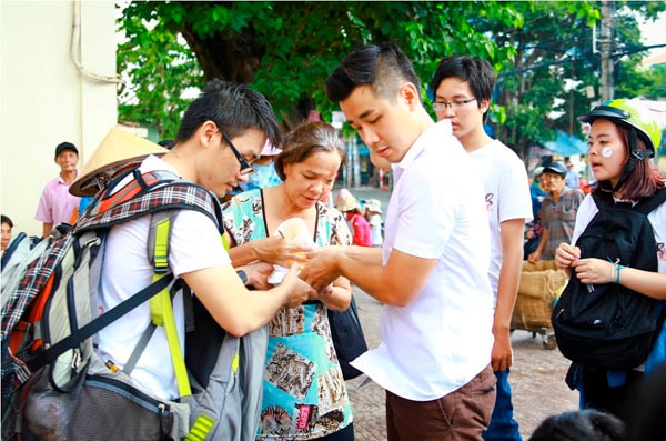 Ai Phuong va Nguyen Khang cung di phat com tu thien