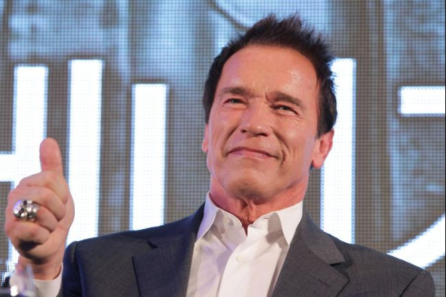 Arnold Schwarzenegger va Ly Lien Kiet  yeu  nhau trong  Biet doi danh thue 3 