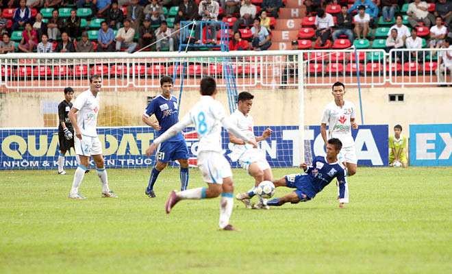 Bau Duc va chuyen  muon da V.League phai hoc vo 