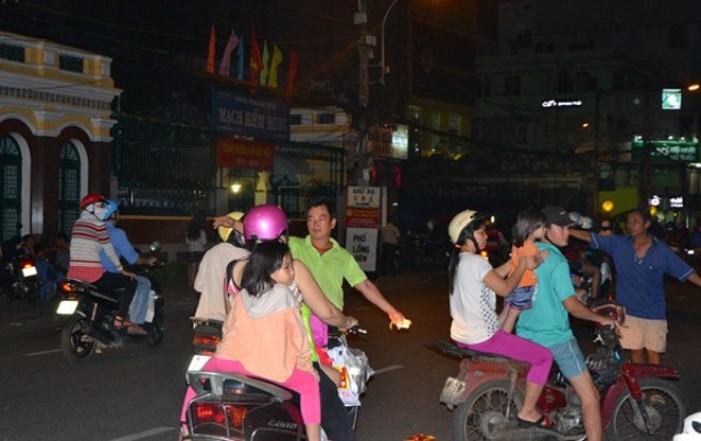 Pho long den Sai Gon: giu xe hot bac 