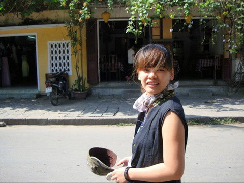 Phim tai lieu ve nguoi hat rong chuyen gioi du LHP Luang Prabang