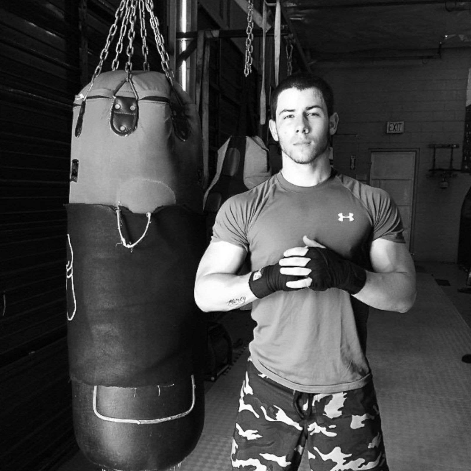 Nick Jonas khoe than hinh  sau mui  tren tap chi Flaunt