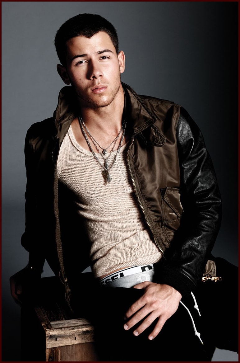 Nick Jonas khoe than hinh  sau mui  tren tap chi Flaunt