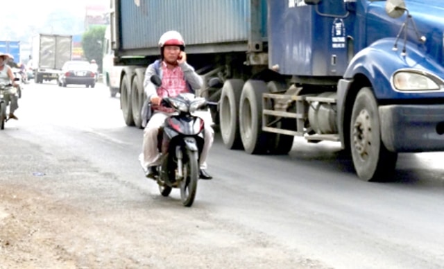 Buc minh voi nhung nguoi ‘nau chao’ dien thoai khi lai xe