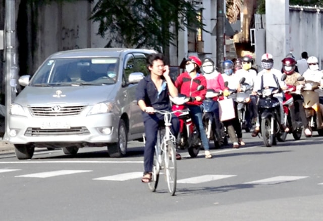 Buc minh voi nhung nguoi ‘nau chao’ dien thoai khi lai xe