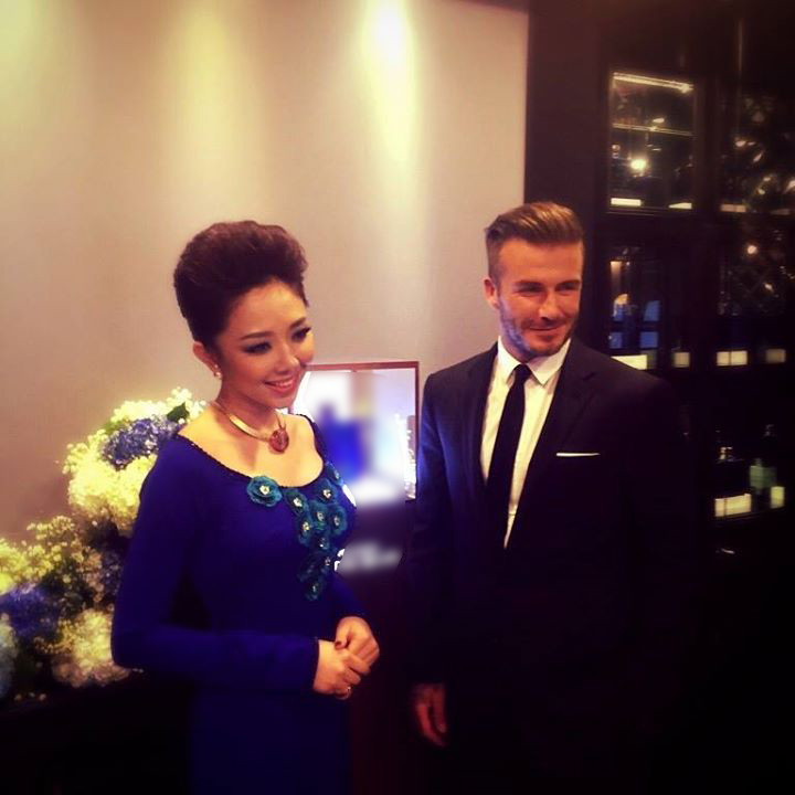 Beckham dang anh chup voi Toc Tien