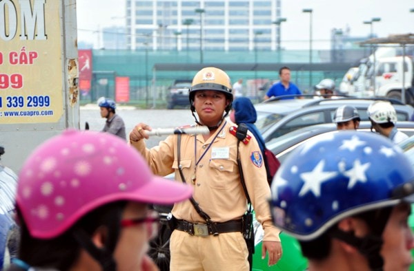 Thi sinh un un roi phong thi, nhieu tuyen duong tac nghen