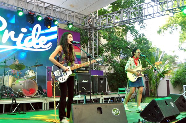 Huong Giang Idol gap su co dut day vay tai ASEAN PRIDE MUSIC FESTIVAL