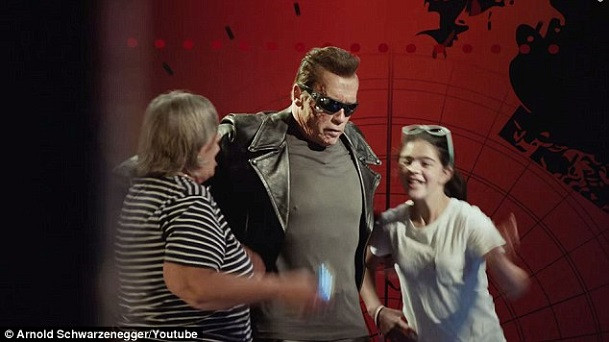 Arnold Schwarzenegger hoa trang thanh ‘Ke Huy Diet’ di treu fan-hinh-anh-2