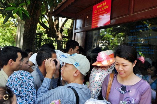 Lam xong thu tuc, si tu un un do ve Van Mieu cau may