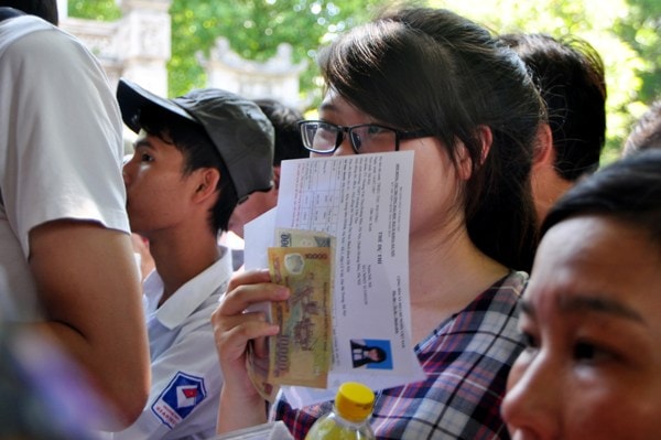 Lam xong thu tuc, si tu un un do ve Van Mieu cau may