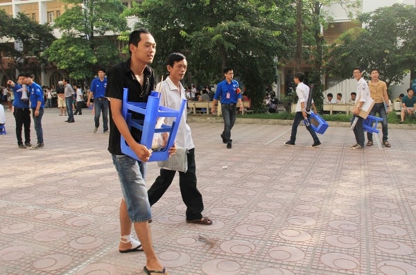 Thi sinh doi ghe len dau di thi nang khieu Dai hoc Kien truc