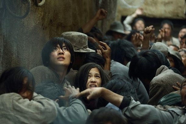 Fan phat dien voi trailer dai 3 phut cua Live Action ‘Attack on Titans’-hinh-anh-13