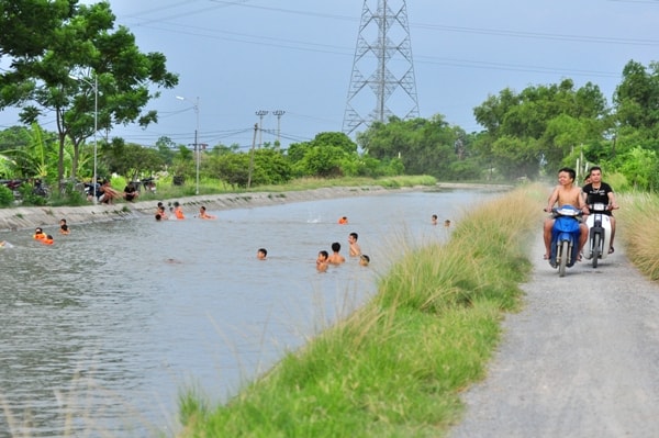 Trai trang Ha thanh lieu linh nhay cau o muong nuoc nong nghiep