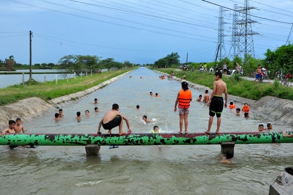 Trai trang Ha thanh lieu linh nhay cau o muong nuoc nong nghiep