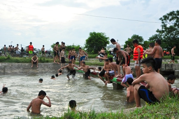 Trai trang Ha thanh lieu linh nhay cau o muong nuoc nong nghiep