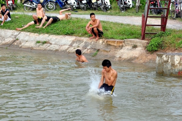 Trai trang Ha thanh lieu linh nhay cau o muong nuoc nong nghiep