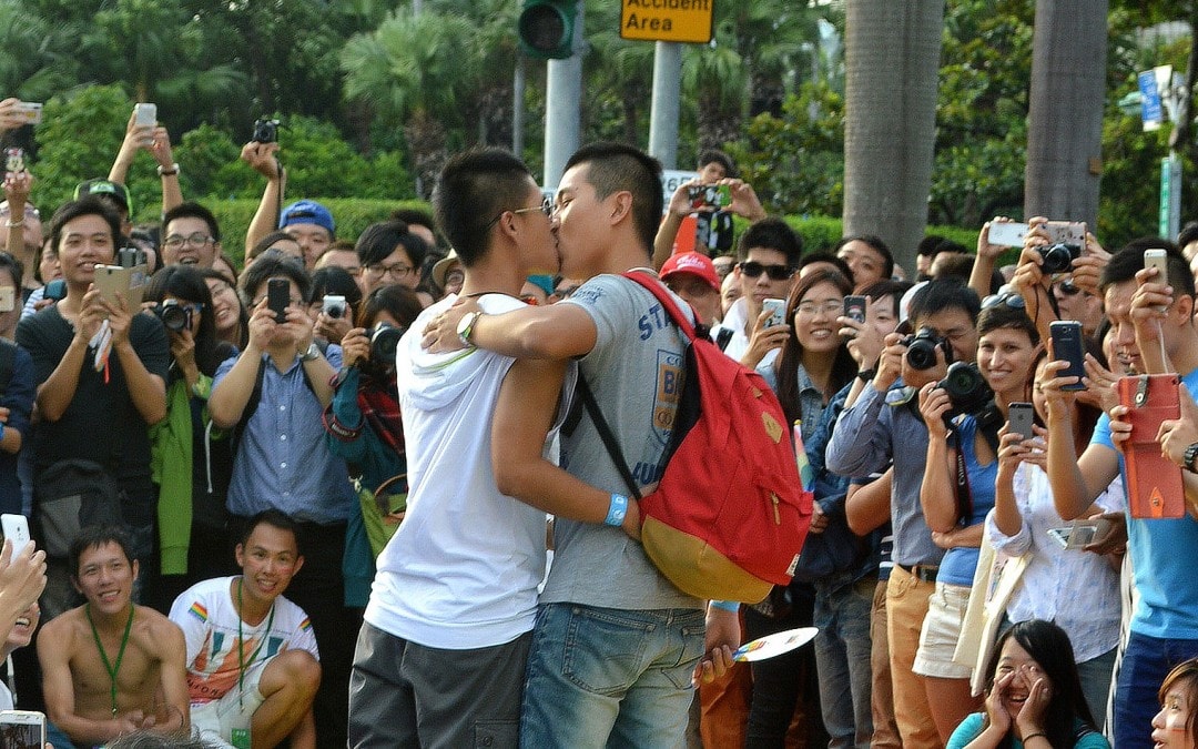 Hon nhan dong tinh, LGBT, kinh te