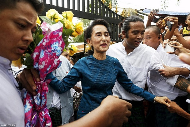 Angelina Jolie gap lanh tu doi lap Aung San Suu Kyi-hinh-anh-4