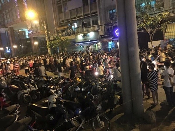 Phat 2 thieu nu hen danh nhau o pho di bo 150.000 dong, danh nhau o pho di bo, nao loan pho di bo nguyen hue