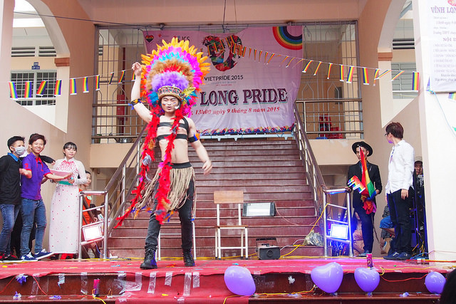 Bieu tuong cua LGBT lan dau xuat hien tren duong pho Vinh Long-hinh-anh-11