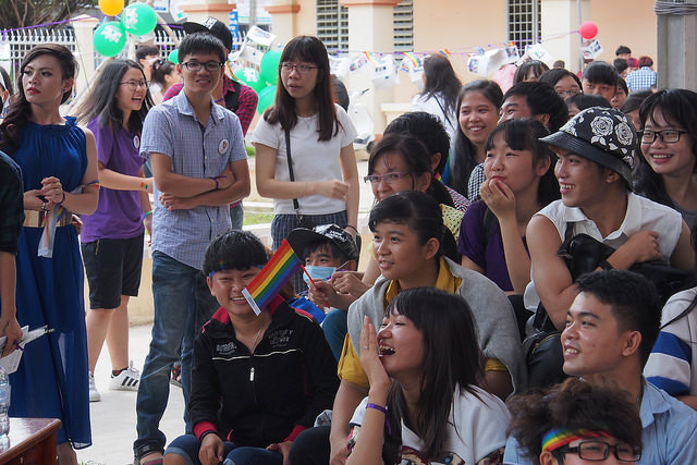 Bieu tuong cua LGBT lan dau xuat hien tren duong pho Vinh Long-hinh-anh-17