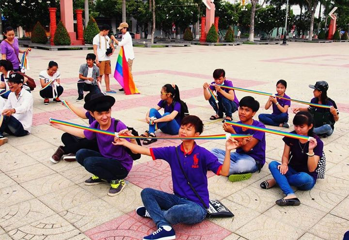 Bieu tuong cua LGBT lan dau xuat hien tren duong pho Vinh Long-hinh-anh-2