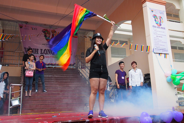 Bieu tuong cua LGBT lan dau xuat hien tren duong pho Vinh Long-hinh-anh-28