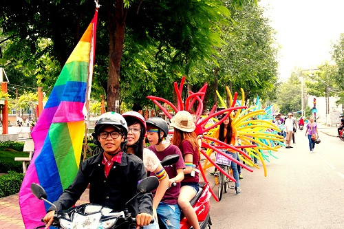 Bieu tuong cua LGBT lan dau xuat hien tren duong pho Vinh Long-hinh-anh-4