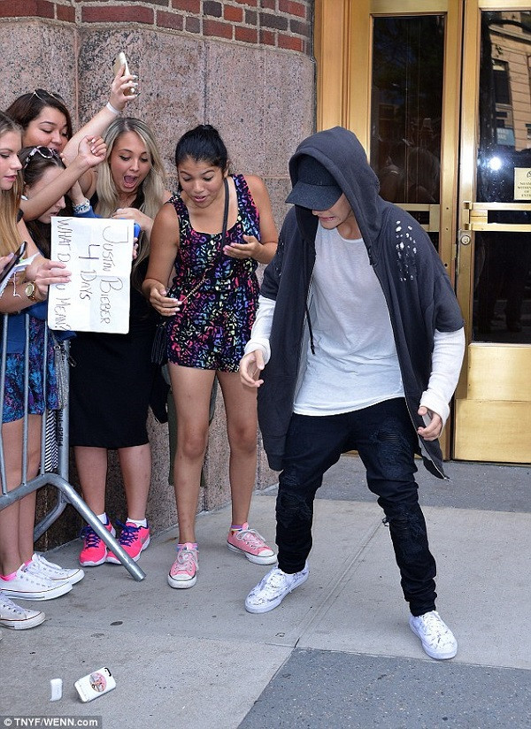 Justin Bieber lam rot dien thoai cua fan nu khi mai selfie-hinh-anh-1