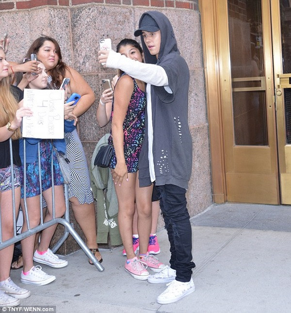 Justin Bieber lam rot dien thoai cua fan nu khi mai selfie-hinh-anh-2