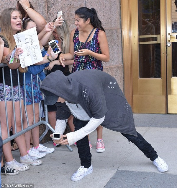 Justin Bieber lam rot dien thoai cua fan nu khi mai selfie-hinh-anh-3