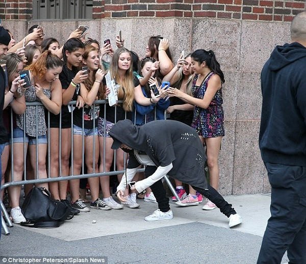 Justin Bieber lam rot dien thoai cua fan nu khi mai selfie-hinh-anh-4