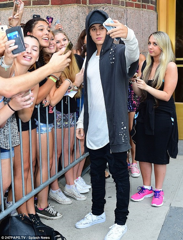Justin Bieber lam rot dien thoai cua fan nu khi mai selfie-hinh-anh-6