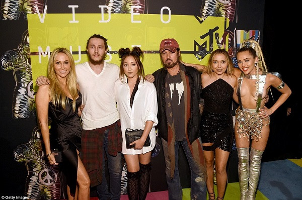 Miley Cyrus gay soc voi trang phuc qua da tai VMA 2015-hinh-anh-4