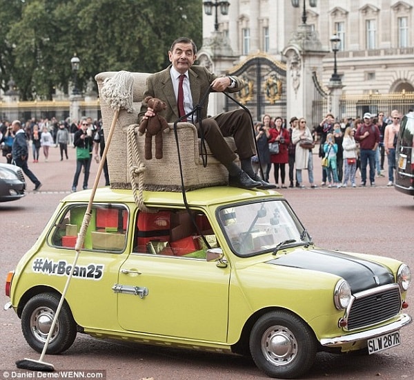 Mr. Bean dai nao Cung dien Buckingham nhan dip sinh nhat 25 nam-hinh-anh-1