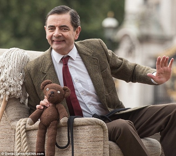 Mr. Bean dai nao Cung dien Buckingham nhan dip sinh nhat 25 nam-hinh-anh-13